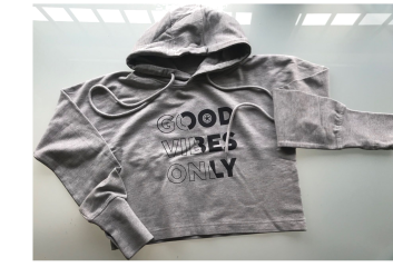 FELPA DONNA CORTA CON CAPPUCCIO FRENCH TERRY GOOD VIBES ONLY